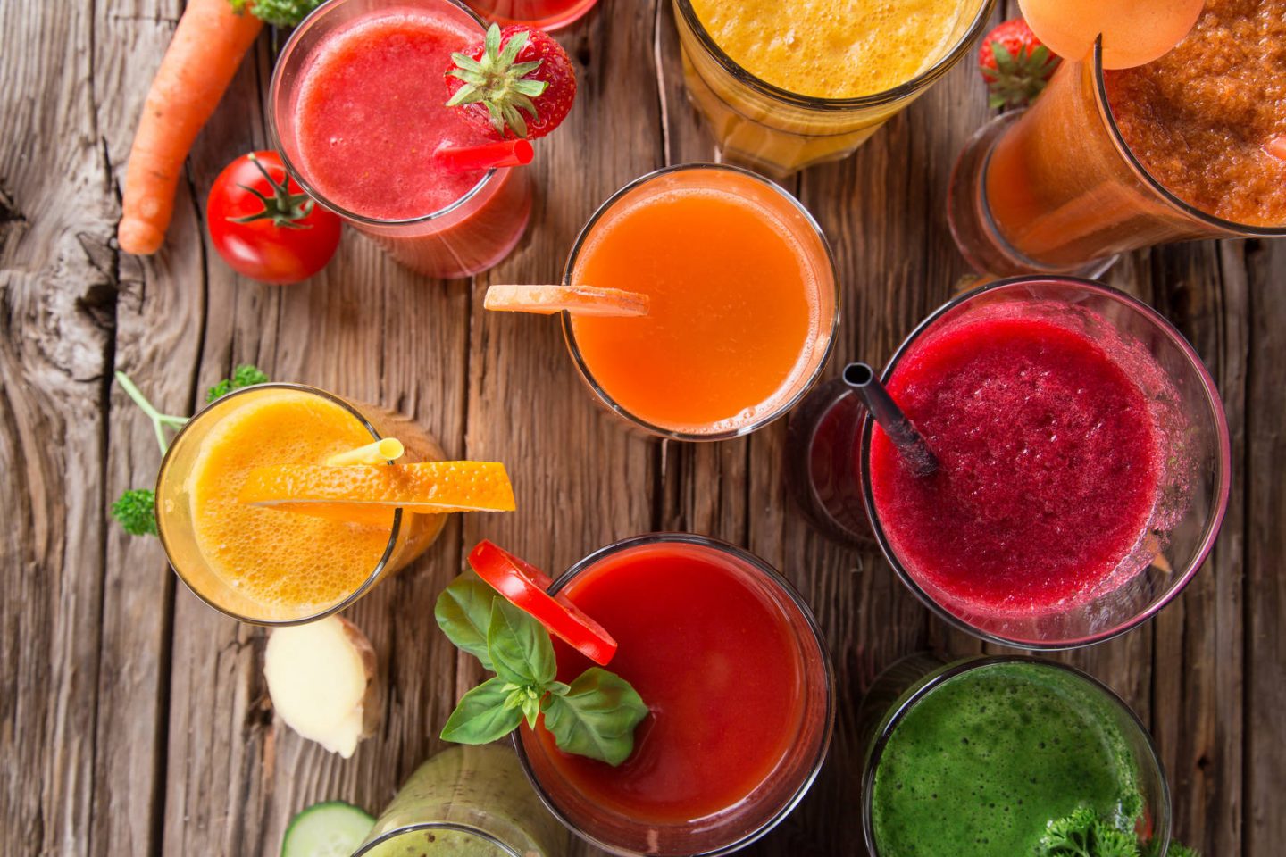 Świeżo wyciskane soki warzywno-owocowe – dlaczego warto je pić na zdrowie?
