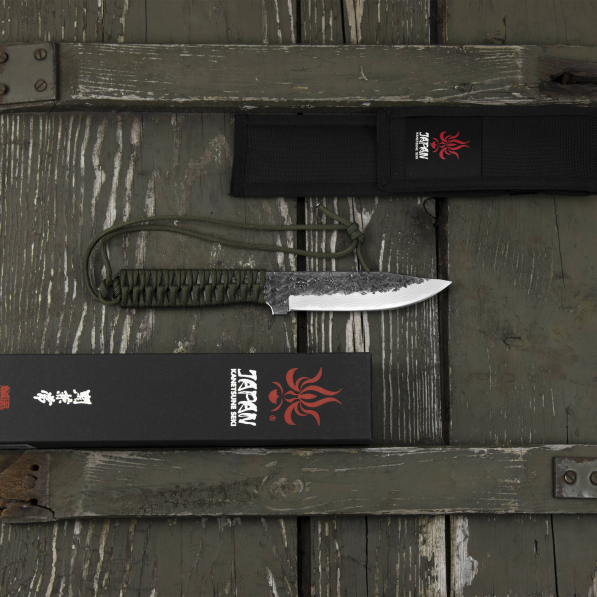 KANETSUNE SEKI Karasu Kuro 12,5 cm - nóż japoński survivalowy ze stali wysokowęglowej z etui / pochwą
