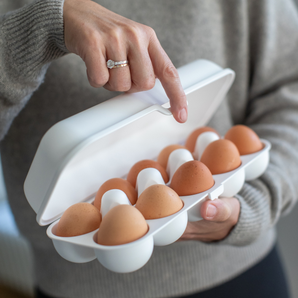 KOZIOL Eggs To Go - wytłaczanka / pojemnik na jajka do lodówki plastikowy