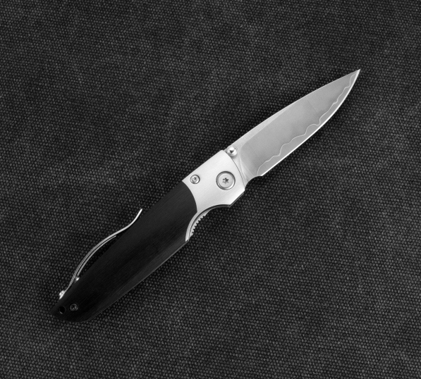 MCUSTA Shinra Mixture Black Pakka 6,5 cm - japoński nóż survivalowy składany ze stali proszkowej