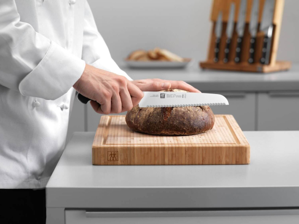ZWILLING Pro 23 cm - nóż do krojenia chleba i pieczywa ze stali węglowej