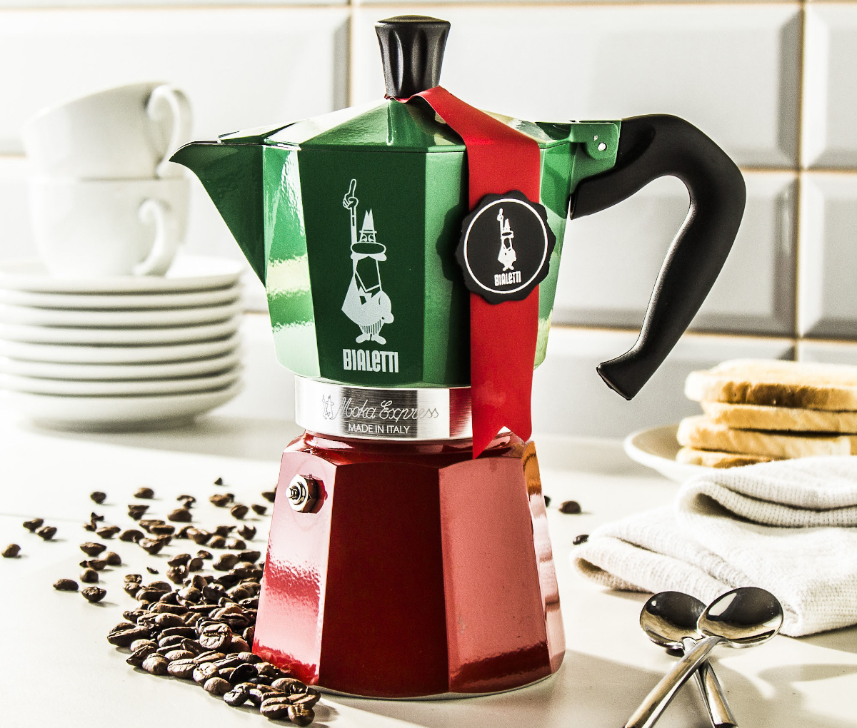 Кофеварка для дома. Bialetti Moka Express. Электрическая гейзерная кофеварка Bialetti. Гейзерная кофеварка Италия Bialetti. Гейзерная кофеварка Bialetti Alpina.